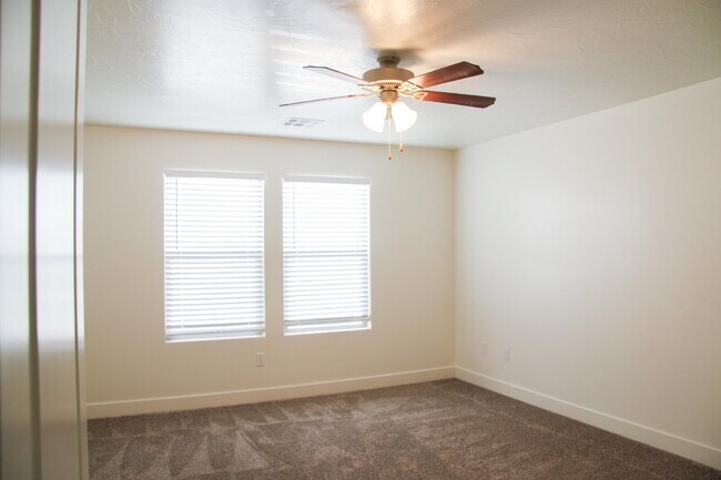 Building Photo - Spacious 4-Bed with 2.5 Baths in St George