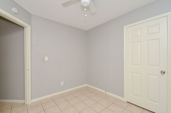Building Photo - Property available in Old River Manor