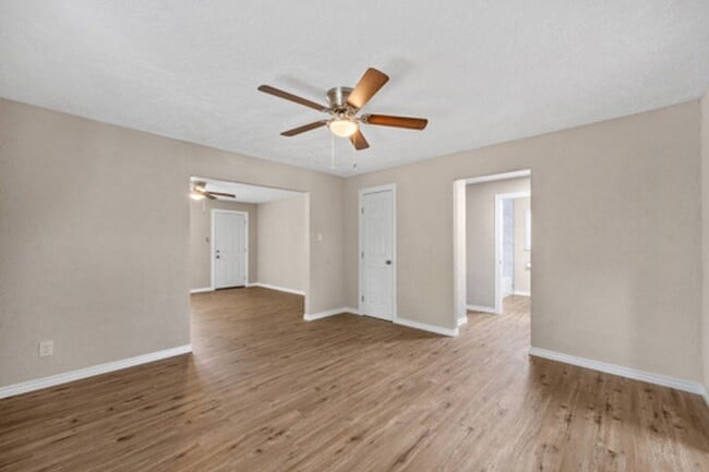 Building Photo - Newly Renovated 3/1 for Only 900 Per Month