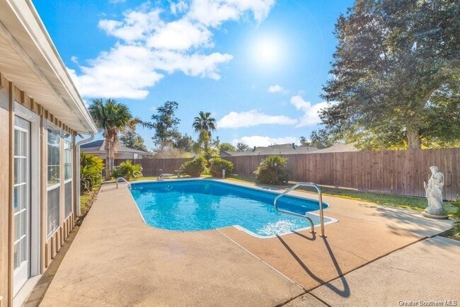 Building Photo - 4900 E St Charles Ave