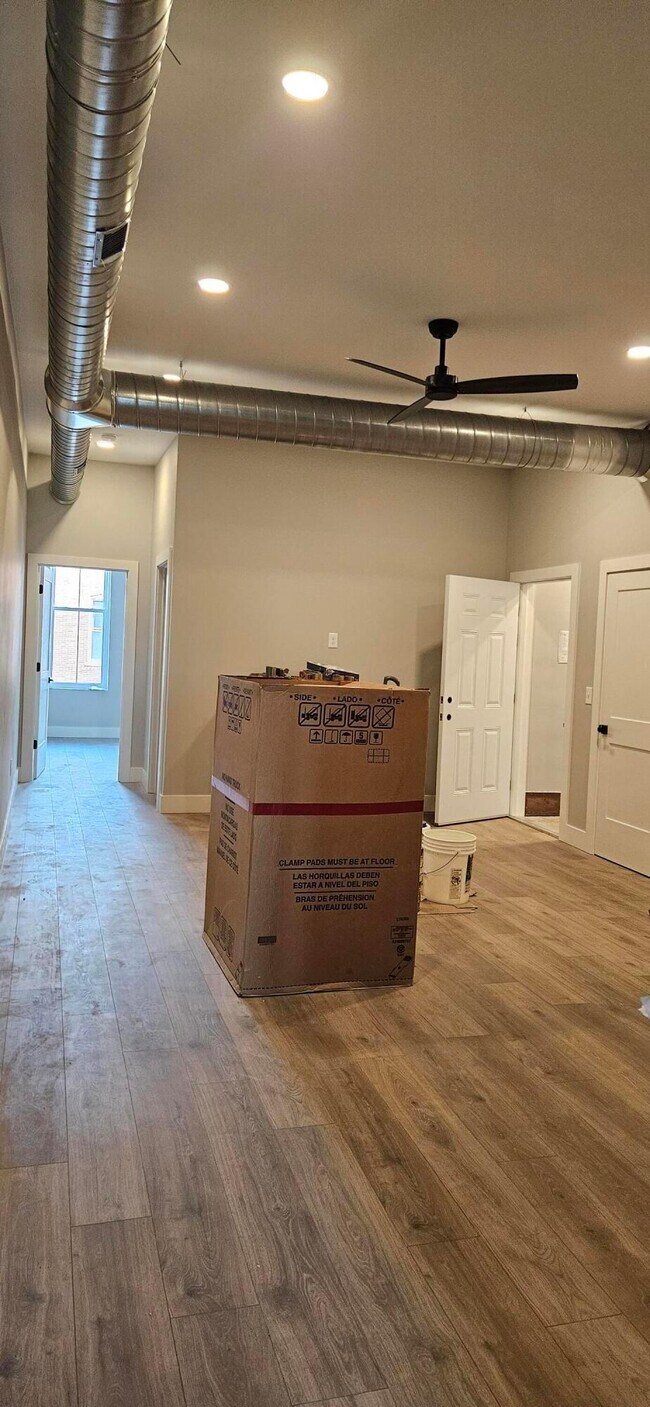Building Photo - 25 1/2 S Main St