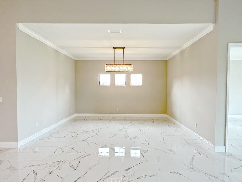 Building Photo - 10530 Meadowrun Dr