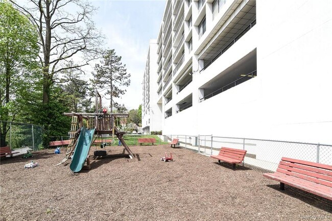 Building Photo - 400 High Point Dr