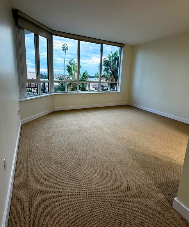 Building Photo - 700 W Harbor Dr