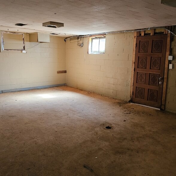 Building Photo - 548 Greenway Dr