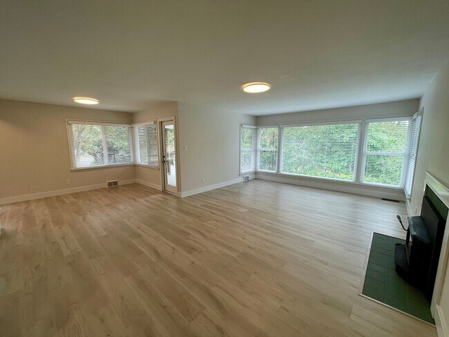 Building Photo - 7605 Sunset Cir W