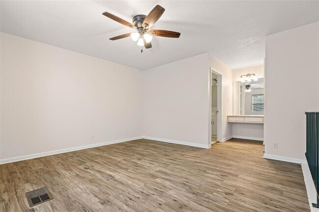 Building Photo - 2800 Westhill Dr