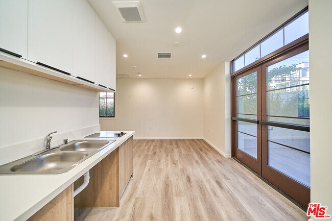 Building Photo - 951 S Wilton Pl