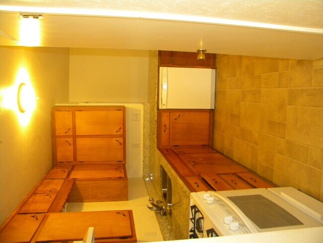Building Photo - Spacious Home in City View!
