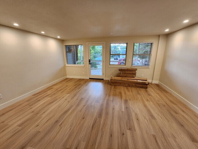 Building Photo - Gorgeous Remodeled 3 bed 2.5 bath in West ...