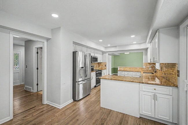 Building Photo - "Spacious 4-Bedroom Oasis with 4 Full Baths in Prime Englewood Location – 3306 Sq. Ft. of Comfort...