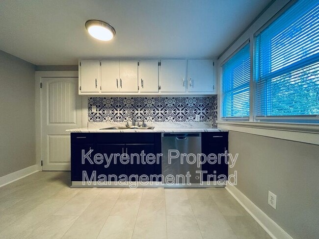 Building Photo - 5087 Meadowbrook Dr