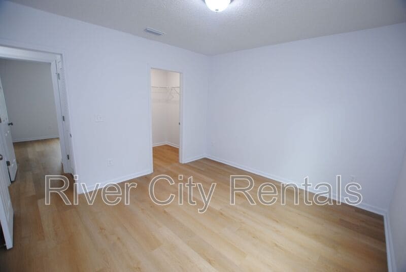 Building Photo - 5625 Overlook Dr E