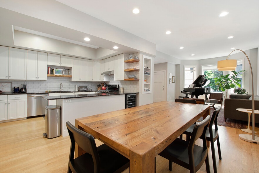 Building Photo - 4532 N Damen Ave