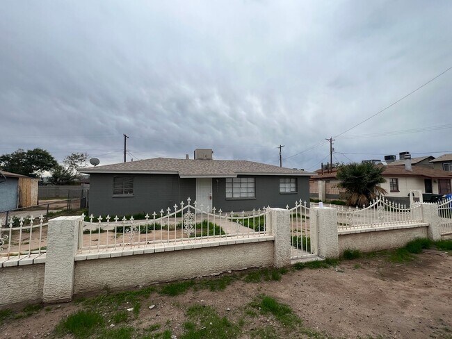 Building Photo - Bright & Comfortable Living in Prime Phoenix Location