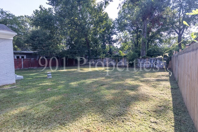 Building Photo - 680 Loeb St