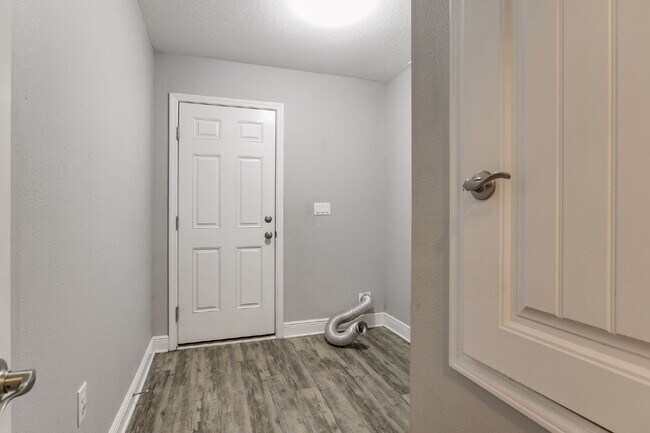 Building Photo - Spacious 4-Bedroom / 3 Bathroom + Office c...