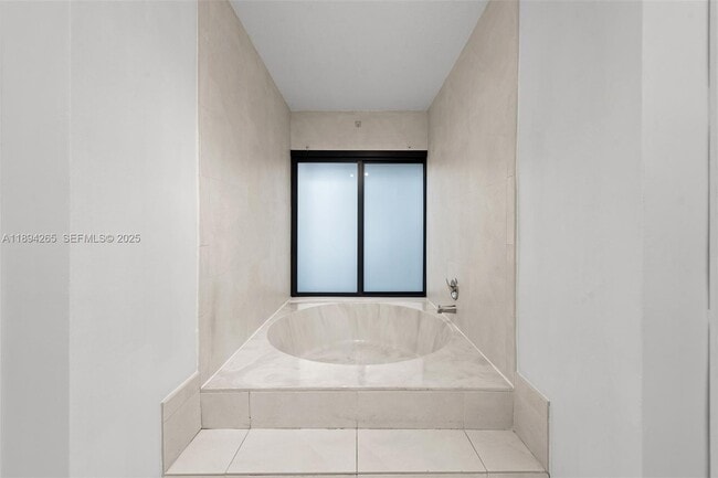 Building Photo - 207 Holiday Dr