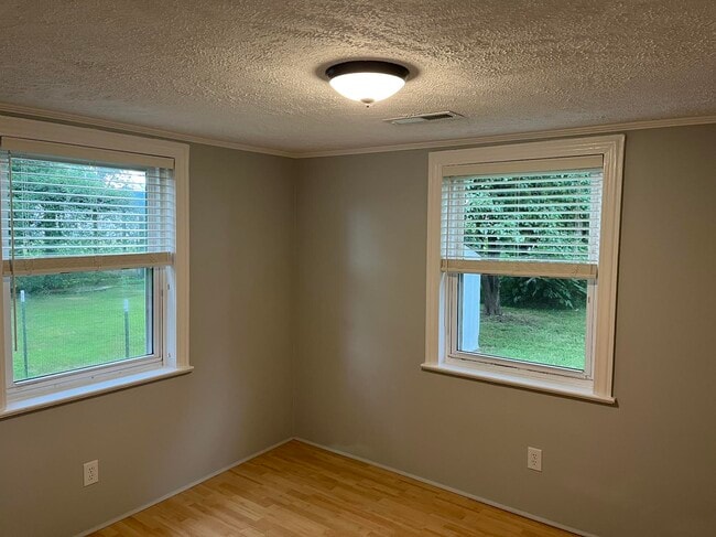 Building Photo - 304 Hillview Blvd