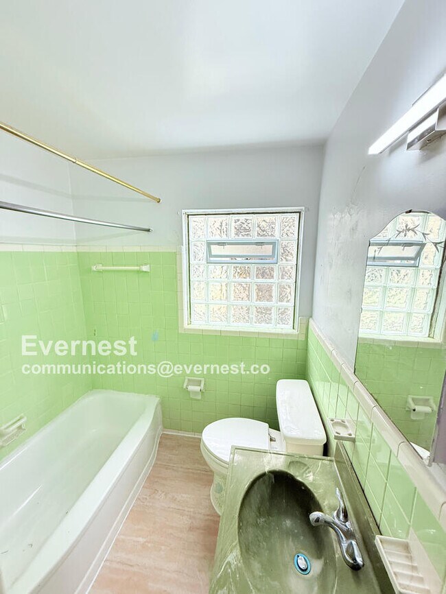 Building Photo - 18184 Riopelle St