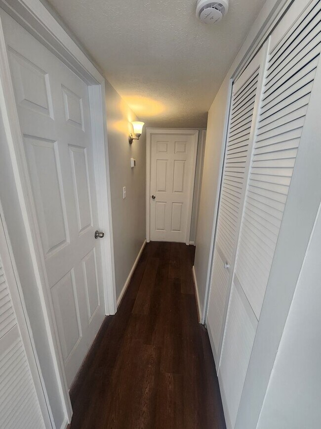 Building Photo - Renovated 3 bedroom 1 bath home in Valley Station!