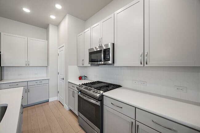 Building Photo - Modern 4 Bedroom, 2 Bathroom Westside Home with Balcony Views of Garden of the Gods!