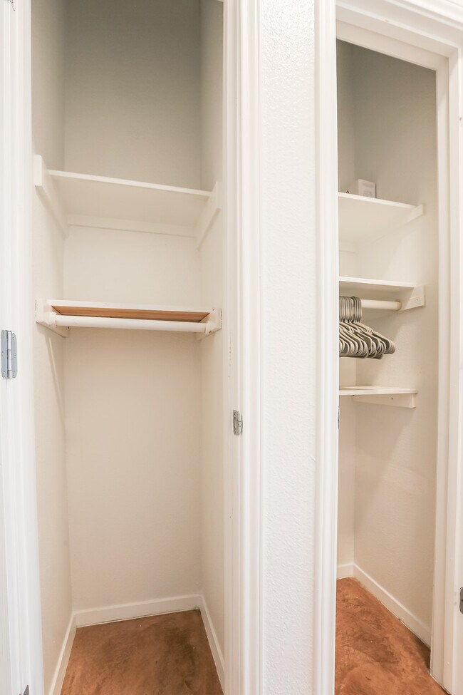 Building Photo - 910 W 25th St