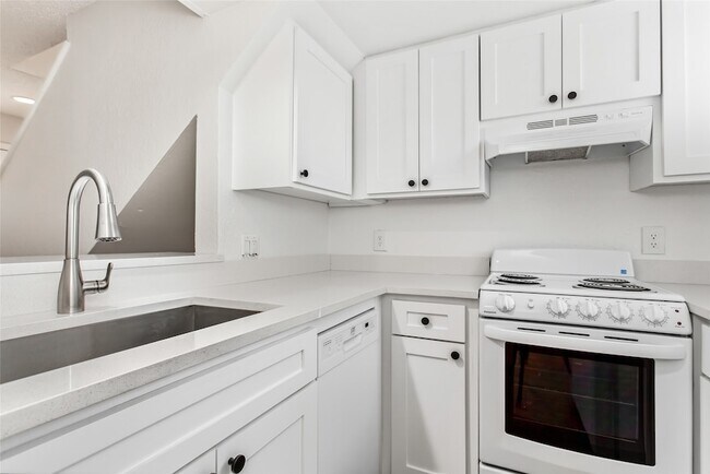 Building Photo - 1901 N Fitzhugh Ave