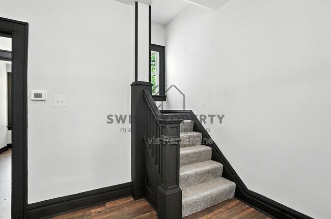 Building Photo - 889 E Livingston Ave