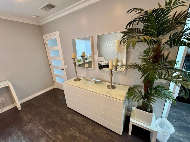 Building Photo - 423