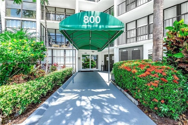 Building Photo - 800 Parkview Dr