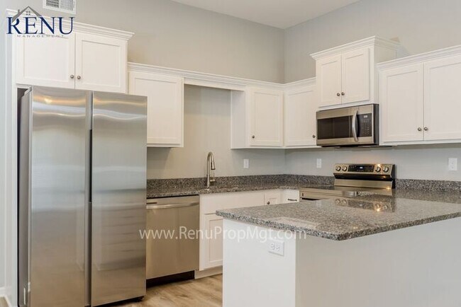 Building Photo - Holiday Special: Free First Month's Rent!!
