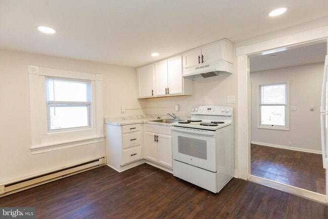 Building Photo - 324 E Washington St