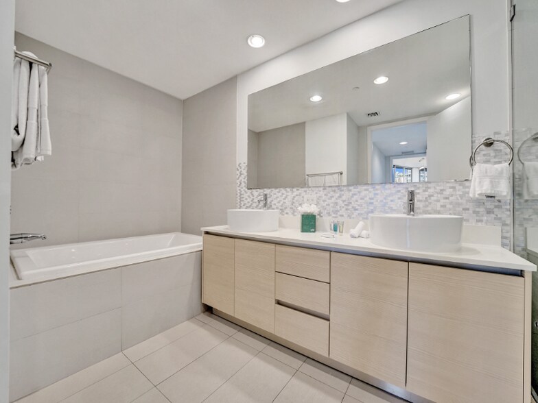 Building Photo - 2602 E Hallandale Beach Blvd