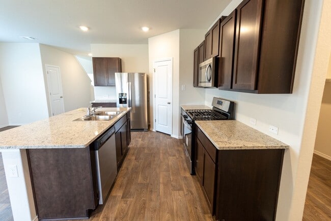 Building Photo - Like New Home, Tons of Space!!!