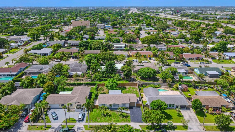 Building Photo - 1717 16th Ct N