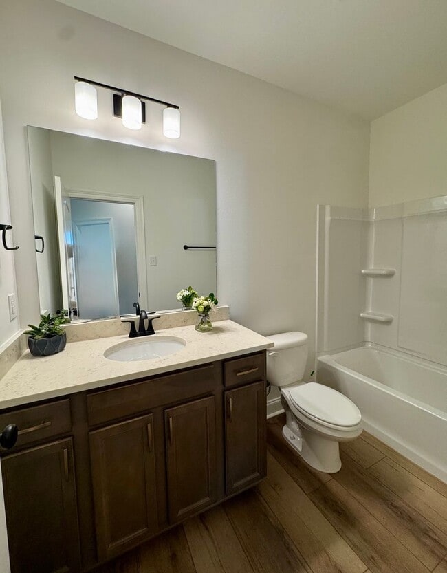 Building Photo - 4 Bed 2 Full baths