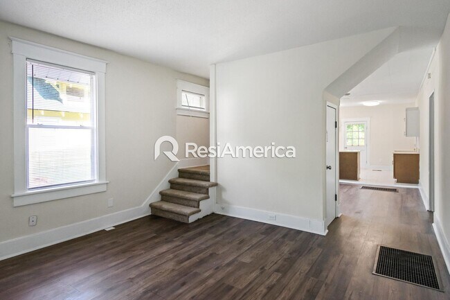 Building Photo - Newly Renovated 4/2 in Midtown!