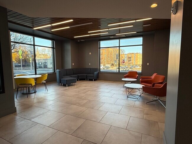 Building Photo - 466 River St