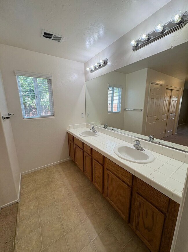 Building Photo - Lovely NW Visalia Home Near Shopping Centers Available Now!