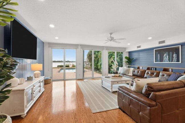 Building Photo - 114 S Lake Dr