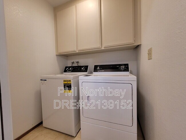 Building Photo - 3552 Larchmont Ct