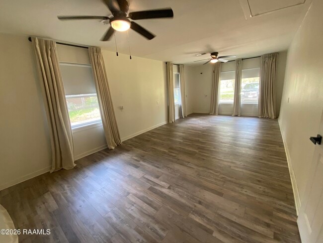 Building Photo - 9922 N Parkview Dr