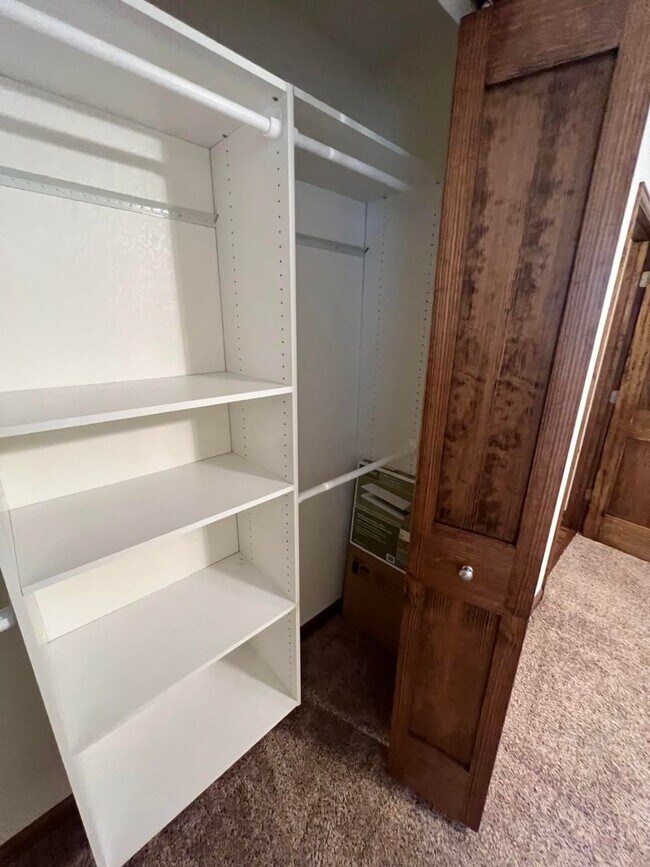 Building Photo - 409 S Broadway Ave