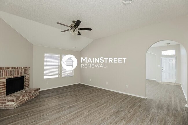 Building Photo - 4 Bedroom Pet-Friendly Home in Arlington, TX with Main Street Renewal