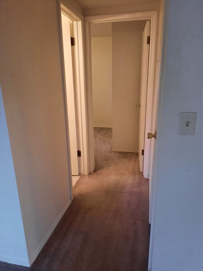 Building Photo - 1 bedroom apartment, walking distance to D...