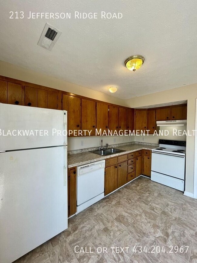 Building Photo - 213 Jefferson Ridge Rd