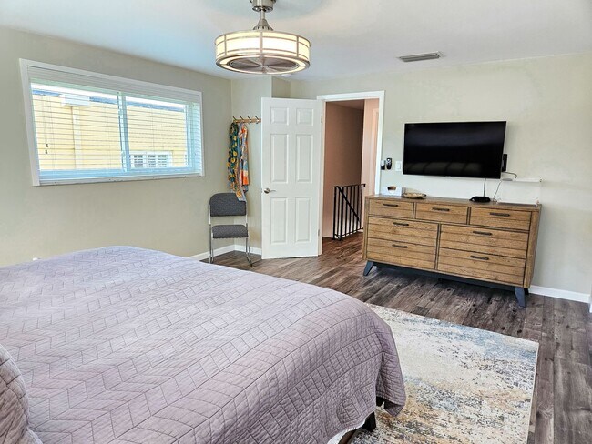 Building Photo - Seasonal Short-Term Venice Island Townhouse Steps from Venice Beach!