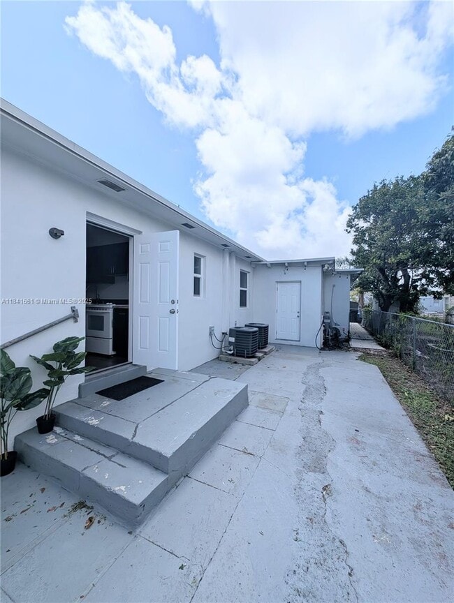Building Photo - 1108 N 19th Ave