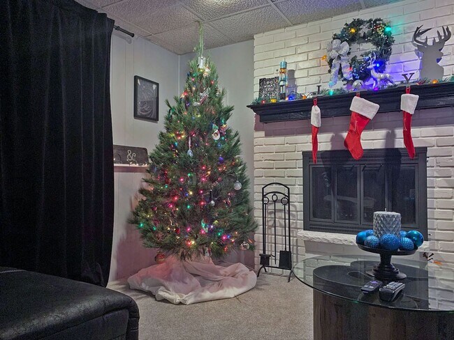 Building Photo - Beautifully updated 'Tonka rental available! 3 beds 2 baths in Royal Hills!